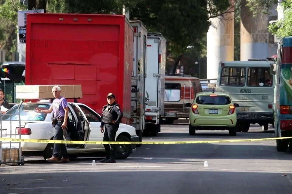 Un presunto asaltante resultó lesionado tras un enfrentamiento a tiros entre un cómplice y policías de investigación en calles de la Colonia Nonoalco
