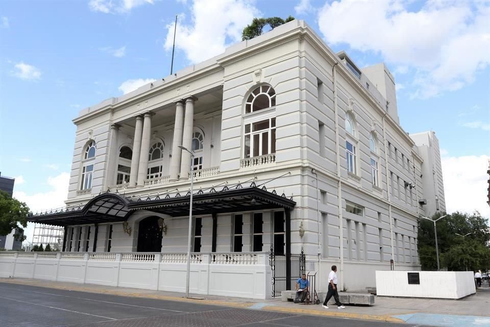 El Casino Monterrey fue la obra póstuma del arquitecto Giles y tiene una personalidad de reminiscencia clásica afectada por el beaux arts racionalista.