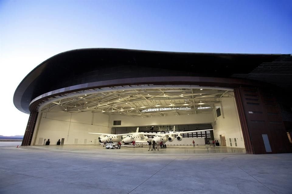 Foto cedida por Virgin Galactic donde se muestra el primer 'puerto espacial del mundo', una estructura futurista de dos plantas construida en Jornada del Muerto, en Las Cruces, Nuevo México.