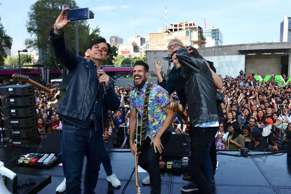 A pesar del calor, los chicos de DLD y sus fans lograron una conexión especial en los shows que dieron en la Glorieta de los Insurgentes y en la Facultad de Química de la UNAM.