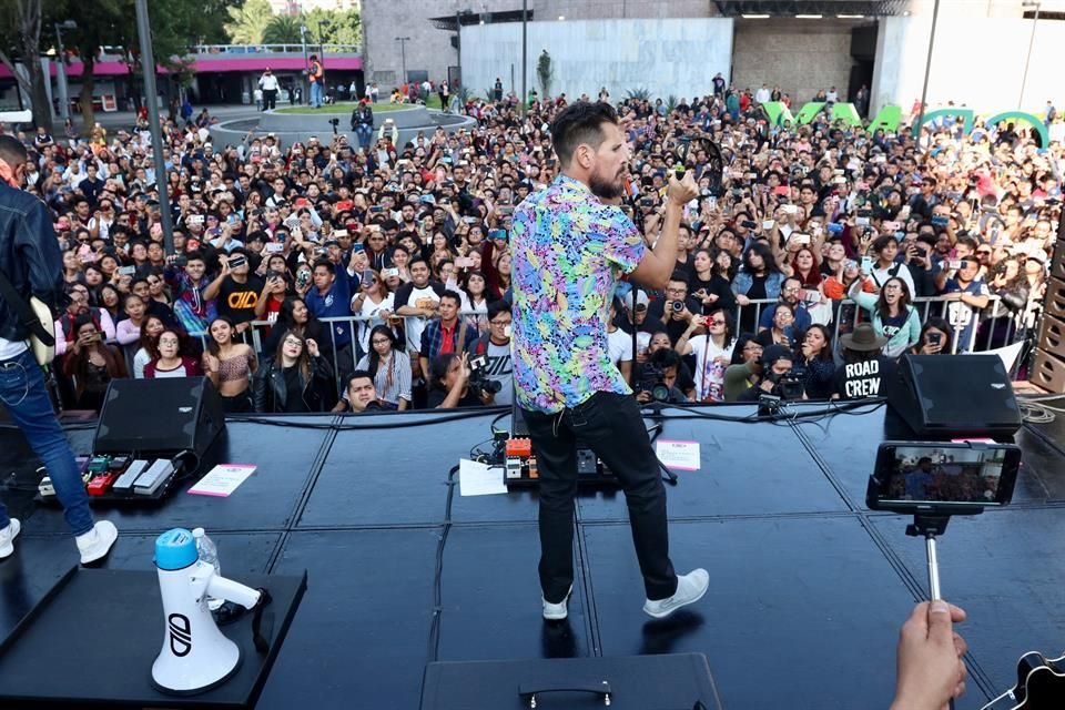 A pesar del calor, los chicos de DLD y sus fans lograron una conexión especial en los shows que dieron en la Glorieta de los Insurgentes y en la Facultad de Química de la UNAM.