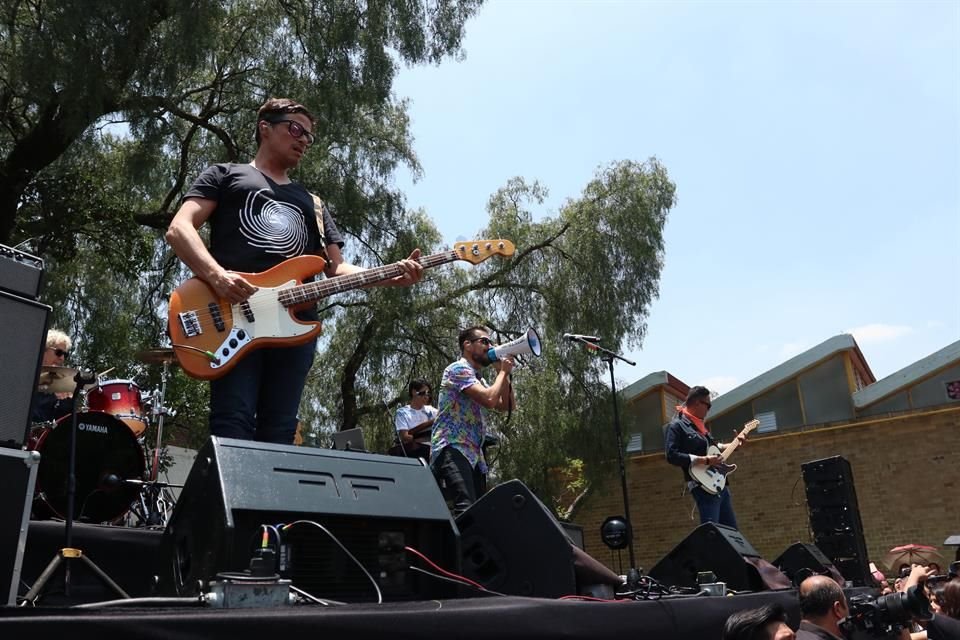 A pesar del calor, los chicos de DLD y sus fans lograron una conexión especial en los shows que dieron en la Glorieta de los Insurgentes y en la Facultad de Química de la UNAM.
