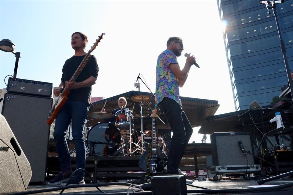 A pesar del calor, los chicos de DLD y sus fans lograron una conexión especial en los shows que dieron en la Glorieta de los Insurgentes y en la Facultad de Química de la UNAM.