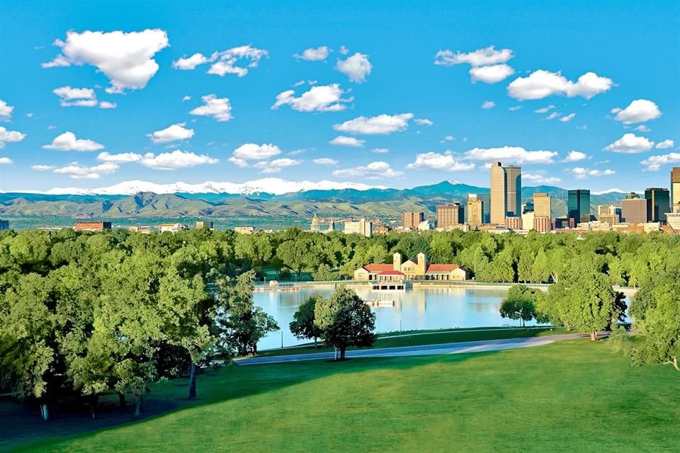 La capital de Colorado encanta a sus visitantes con su naturaleza, oferta cultural y opciones de shopping.