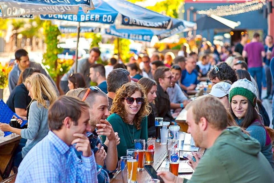 Denver también es conocido por algo más que su gran altitud: la cerveza. Con más de 100 cervecerías y salas de grifo en el área metropolitana, hay una variedad infinita de cervezas.