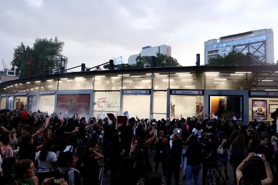 Durante protesta por violencia de género en CDMX, algunas manifestantes realizan destrozos y pintas en la estación Insurgentes del Metrobús.