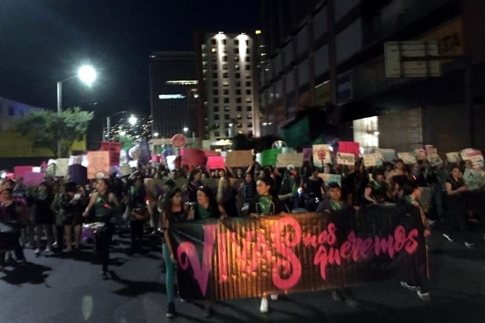 Unas mil jóvenes se dieron cita frente a la Fiscalía del Estado para protestar.