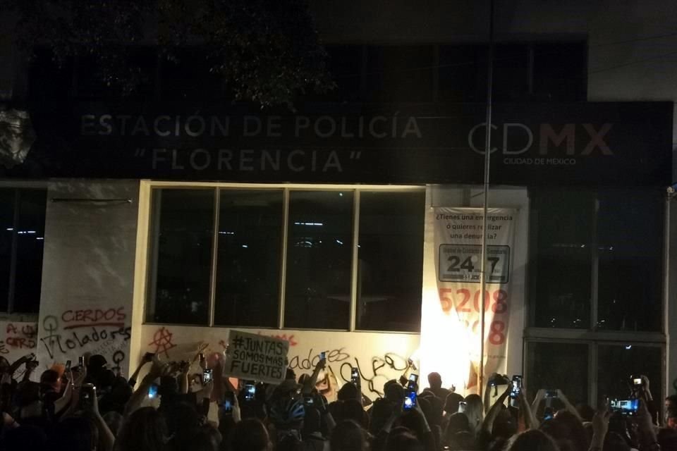 Durante marcha en contra de  la violencia de género, algunas personas pintaron la estación de Policía de Florencia.