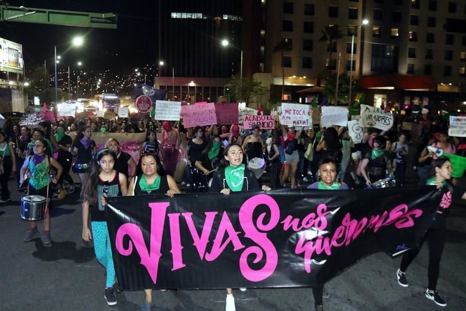 Contingente de mujeres protesta en Fiscalía y marcha por calles del Centro de la Ciudad en manifestación nacional por violencia de género.