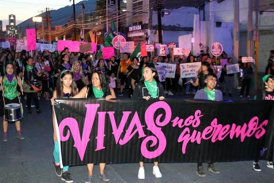 La marcha comenzó a las 20:40 horas en el cruce de Ocampo y Rayón con un mensaje para condenar la presunta violación de una menor de edad por cuatro policías de Azcapotzalco.