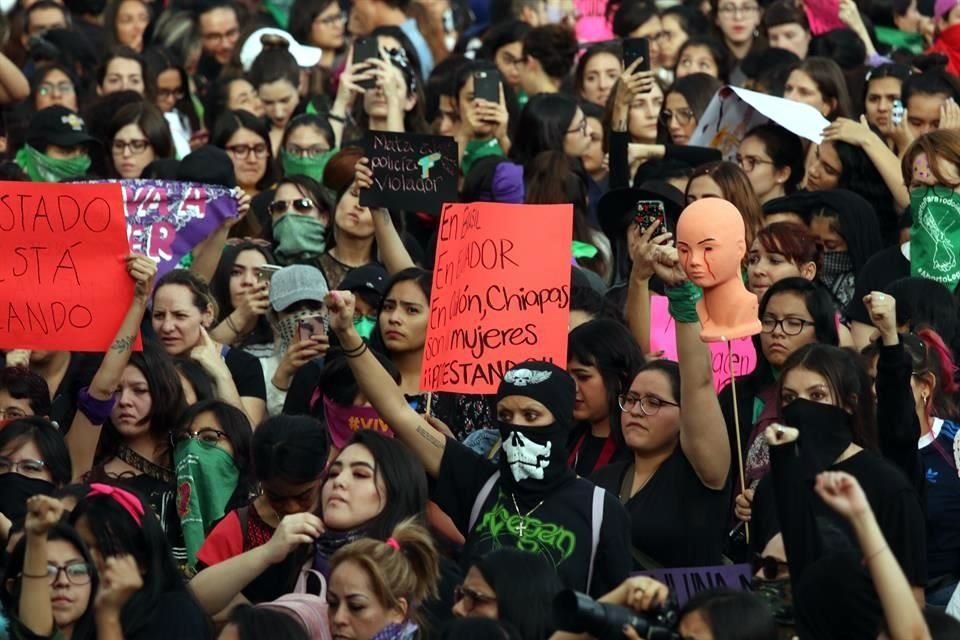 Contingentes de mujeres marcharon en la Ciudad de México contra la violencia y el acoso.