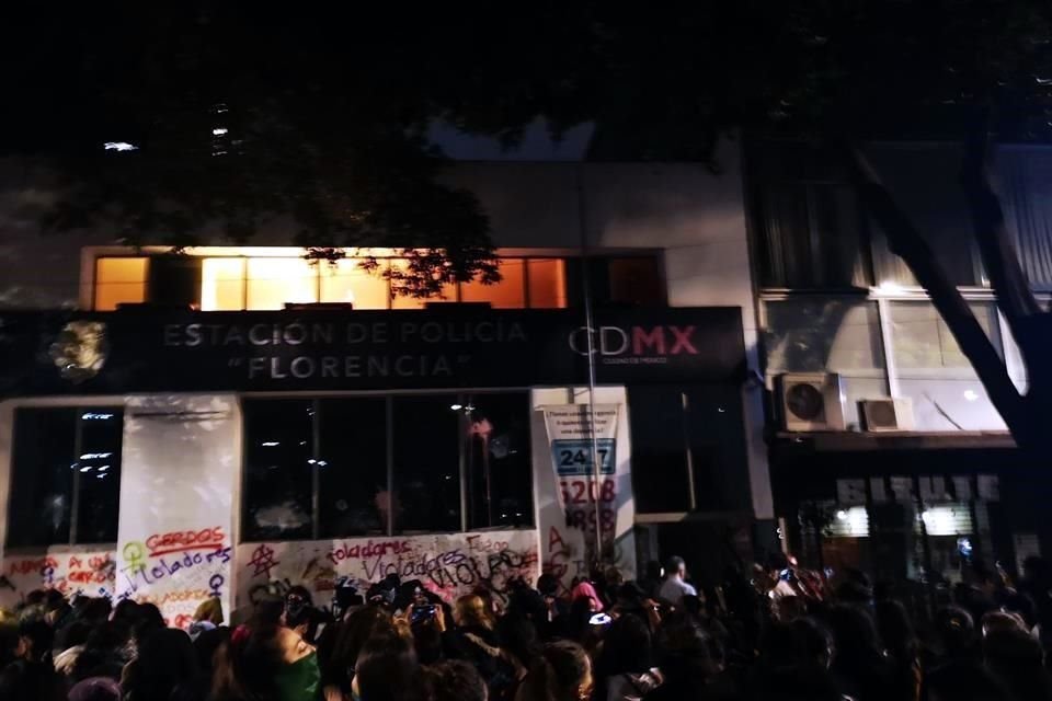 Durante manifestación contra la violencia de género, se le prendió fuego en la estación de Policía de Florencia.