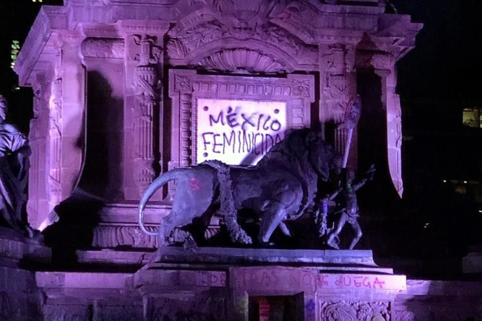 Durante protesta, manifestantes destrozaron estación del Metrobús, estación de policía y realizaron pintas en el Ángel de la Independencia.