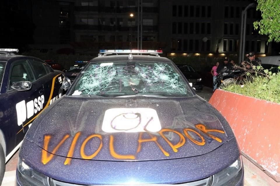 A la llega de manisfestantes a la SSC, algunas personas pintaron la palabra 'violador' en las patrullas como protesta por los casos de abuso sexual de policías a jóvenes