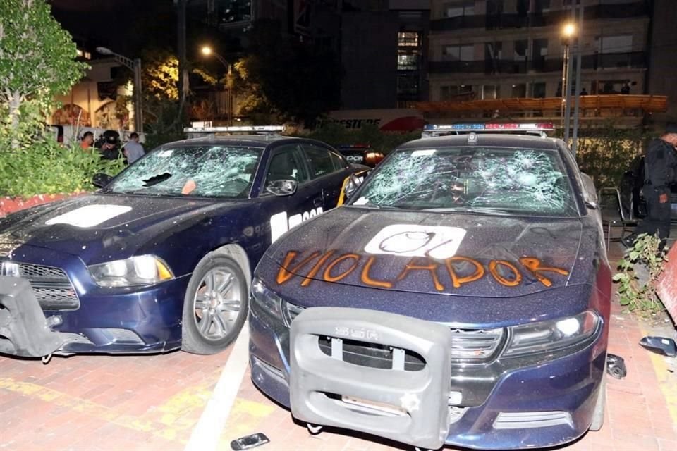 Varias patrullas de la SSC fueron pintadas y dañadas durante la protesta contra abusos de policías a menores