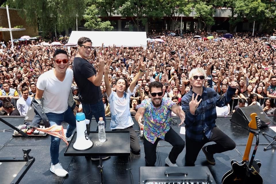 En la Facultad de Química de la UNAM, la banda de rock prendió los ánimos de más de 2 mil personas.