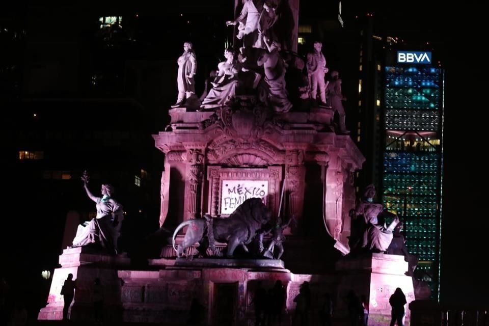 El Ángel de la Independencia sufrió pintas durante la protesta contra la violencia de género en la Ciudad de México.