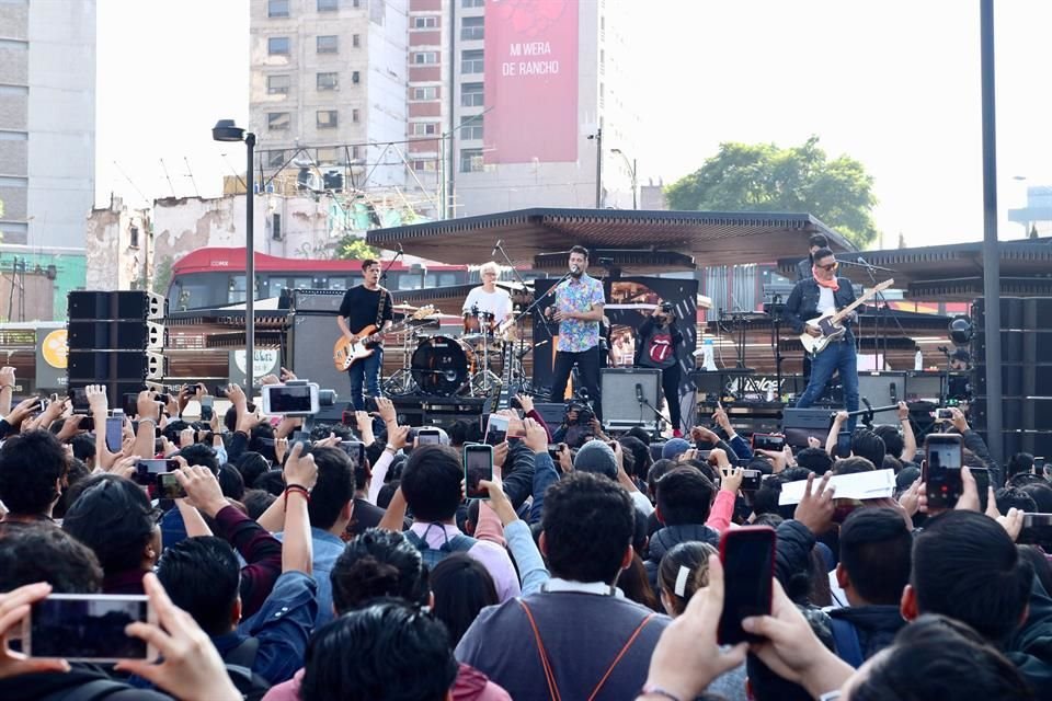 Por la mañana presentaron el nuevo sencillo, 'Química y Física', en la Glorieta de los Insurgentes.