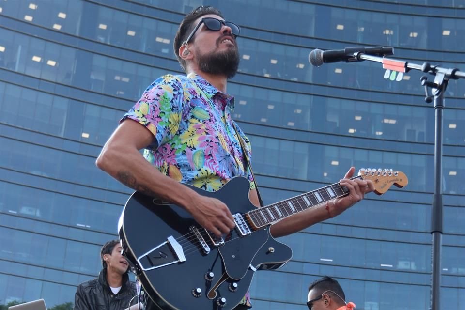 Por la mañana presentaron el nuevo sencillo, 'Química y Física', en la Glorieta de los Insurgentes.
