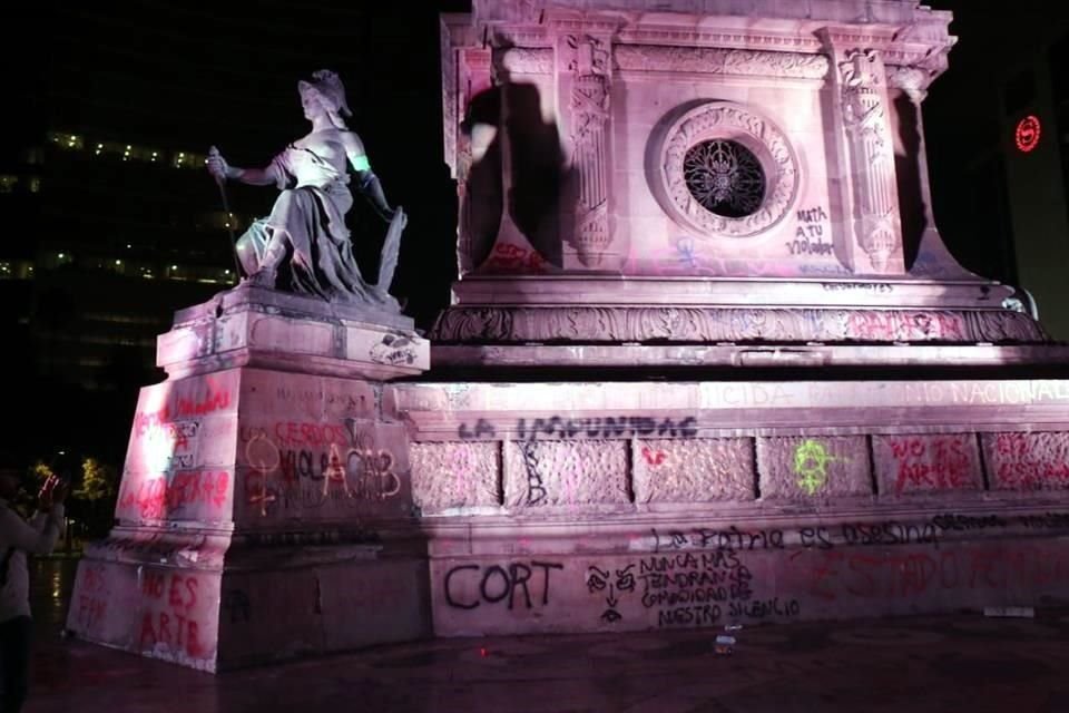 El Ángel de la Independencia sufrió pintas durante la protesta contra la violencia de género en la Ciudad de México.