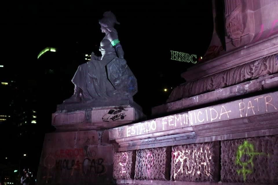 El Ángel de la Independencia sufrió pintas durante la protesta contra la violencia de género en la Ciudad de México.