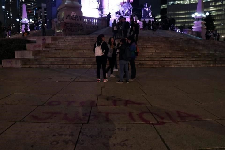 El Ángel de la Independencia sufrió pintas durante la protesta contra la violencia de género en la Ciudad de México.