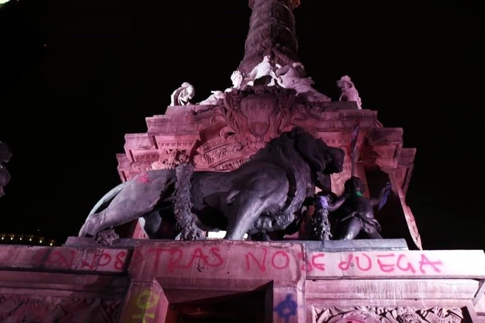 El Ángel de la Independencia sufrió pintas durante la protesta contra la violencia de género en la Ciudad de México.