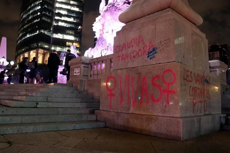 El Ángel de la Independencia sufrió pintas durante la protesta contra la violencia de género en la Ciudad de México.
