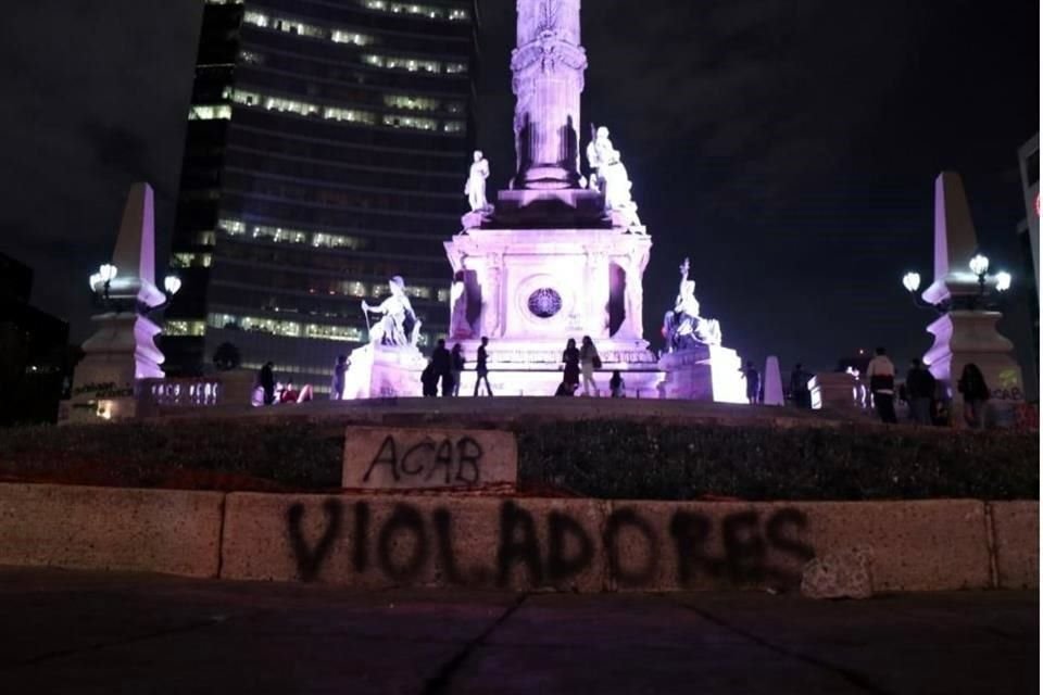 El Ángel de la Independencia sufrió pintas durante la protesta contra la violencia de género en la Ciudad de México.