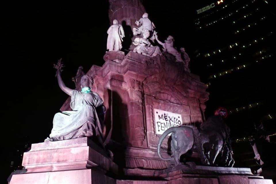 El Ángel de la Independencia sufrió pintas durante la protesta contra la violencia de género en la Ciudad de México.