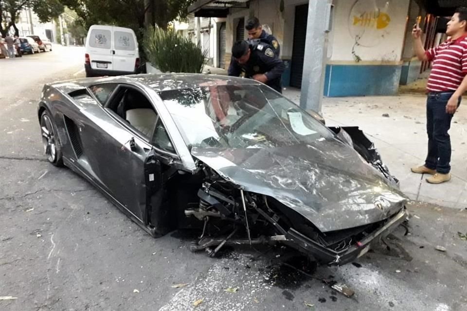 El vehículo se impactó con una jardinera.