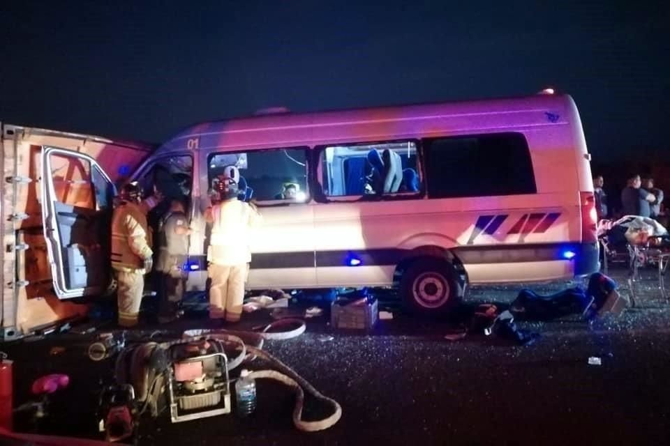 La camioneta chocó de frente contra un contenedor que se desprendió de un tráiler.