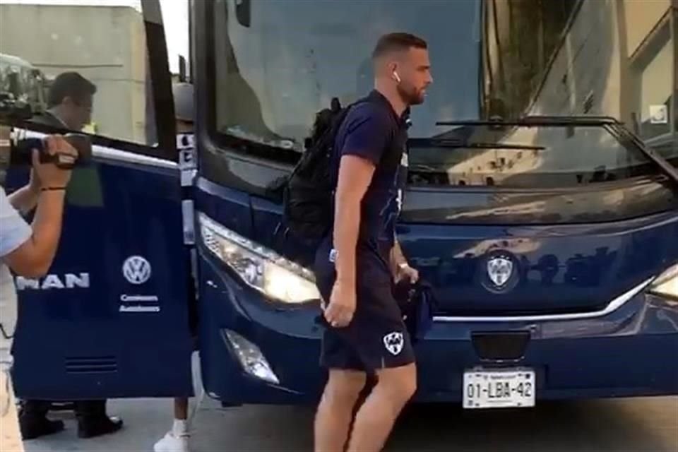 Vincent Janssen llegó junto al resto de los convocados al partido.