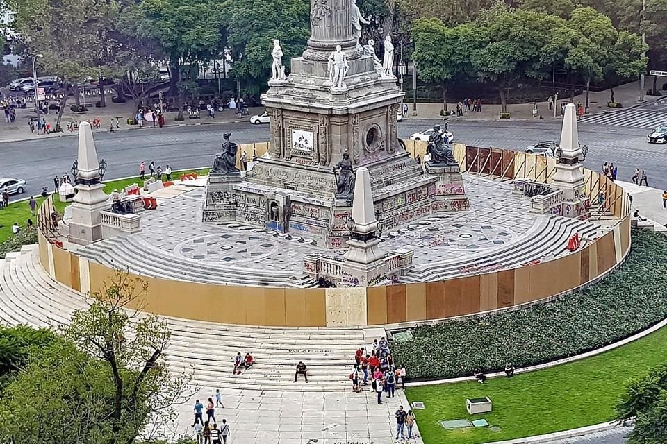 El monumento fue tapiado con tablones de madera para restringir cualquier acceso a los visitantes.