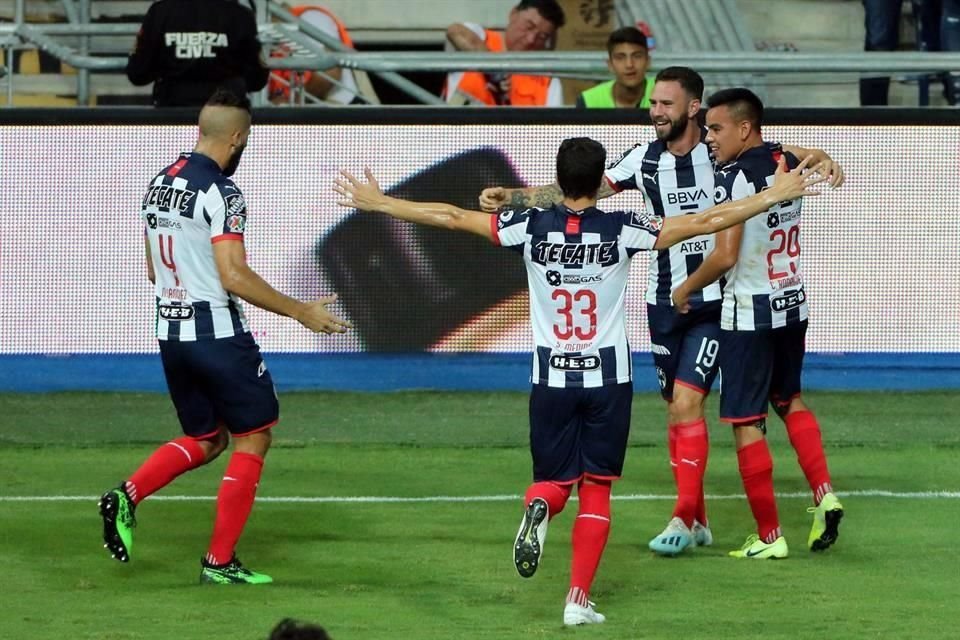 Miguel Layún marcó el primero en tiro directo.