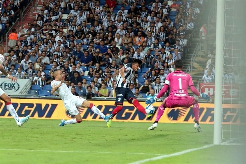 Miguel Gallardo estrelló dos balones en los postes.