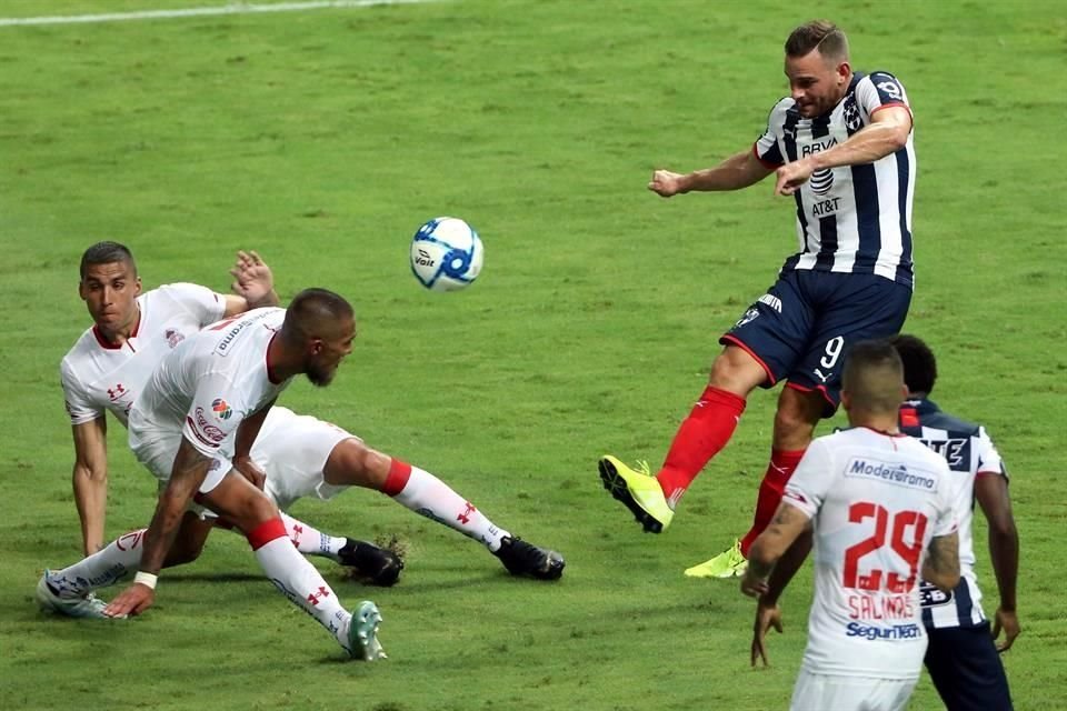 Vincent Janssen entró de cambio y casi enseguida pudo haber marcado su primer gol.