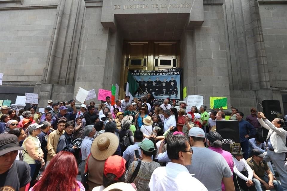 El contingente se congregó en el Palacio de Bellas Artes cerca de las 11:00 horas y partió desde ese punto a la entrada de la Suprema Corte, ubicada a un costado del Zócalo capitalino.