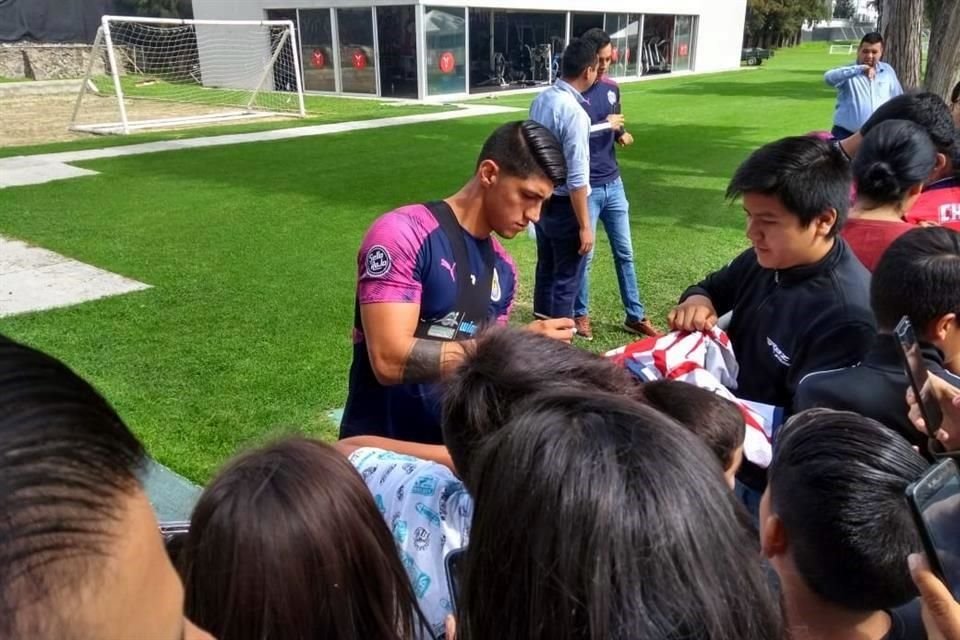 Al final de la sesión, los jugadores convivieron con aficionados que acudieron a ver la práctica, a quienes regalaron autógrafos, fotografías y algunas bromas.