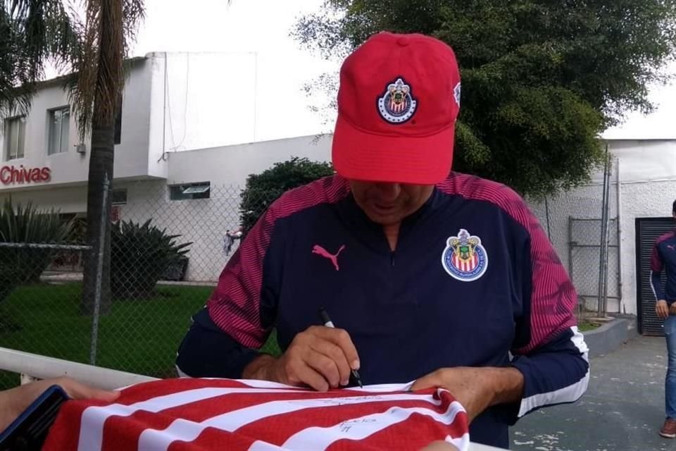 El técnico Tomás Boy también atendió a la afición.