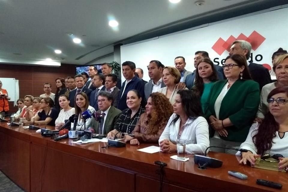 Ricardo Monreal con Mónica Fernández y otros integrantes de la bancada de Morena.