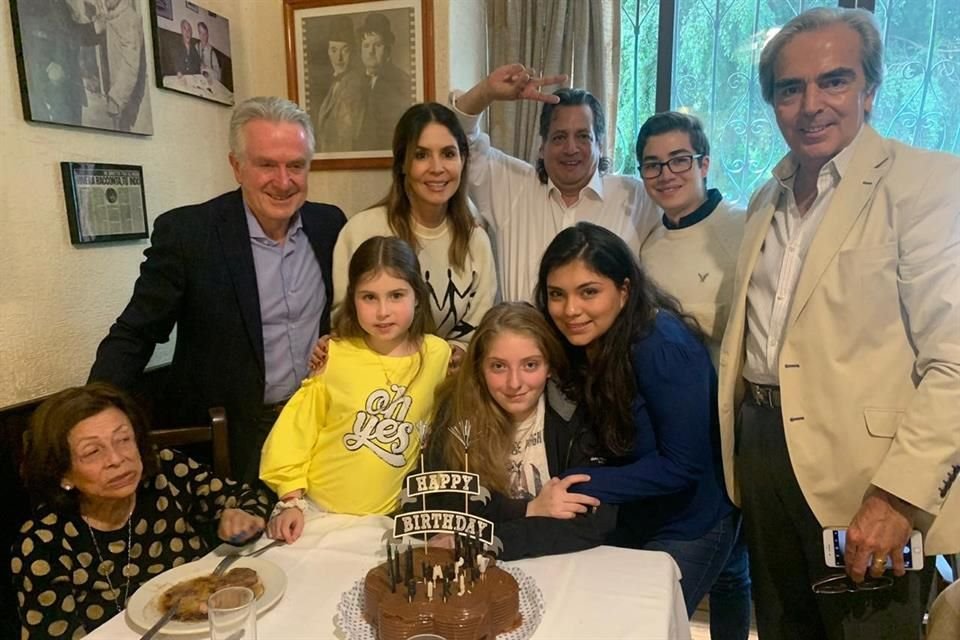 La hija de la actriz (centro) estuvo rodeada de sus parientes más cercanos, entre ellos su padre Santiago Creel (izq).