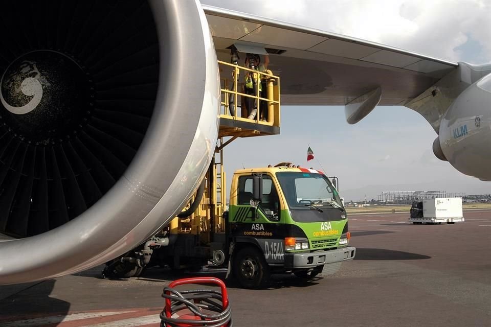 Abastecimiento de turbosina a aviones por parte de trabajadores de ASA Combustibles.