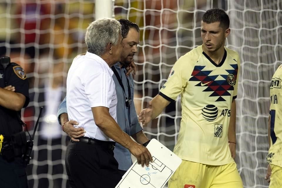 El 'Tuca' dijo que le lanzaron de todo desde las gradas en el primer gol del América.