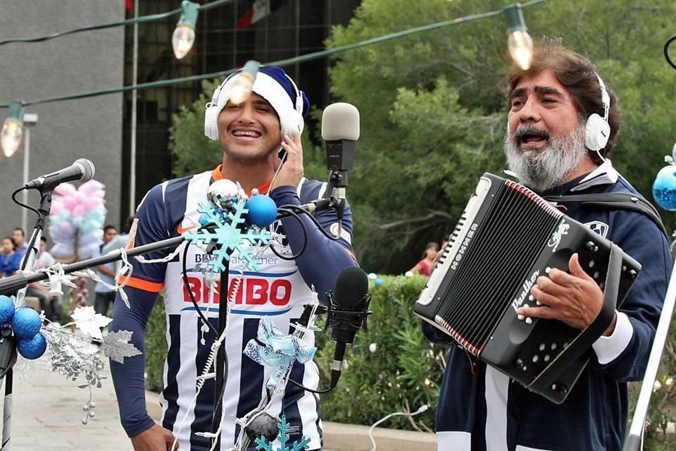 Celso Piña cantó también en las campañas navideñas de los Rayados.