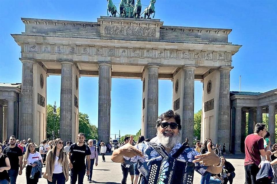 Su música sonó en países como Inglaterra, Francia, Alemania y Estados Unidos, donde se presentó en vivo varias veces.
