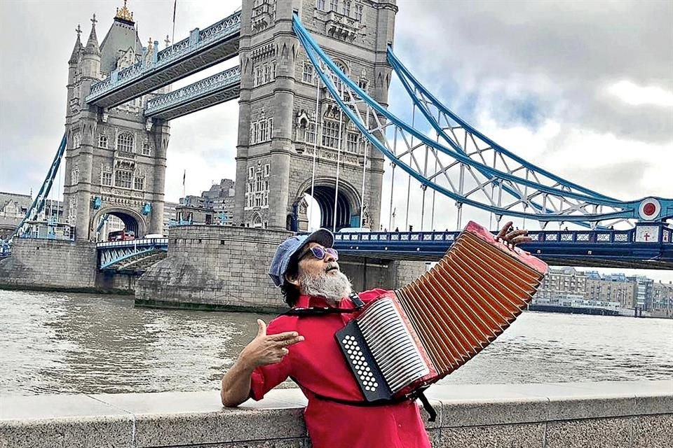 Orgulloso de sus logros, el artista compartía en redes sociales imágenes de sus viajes.