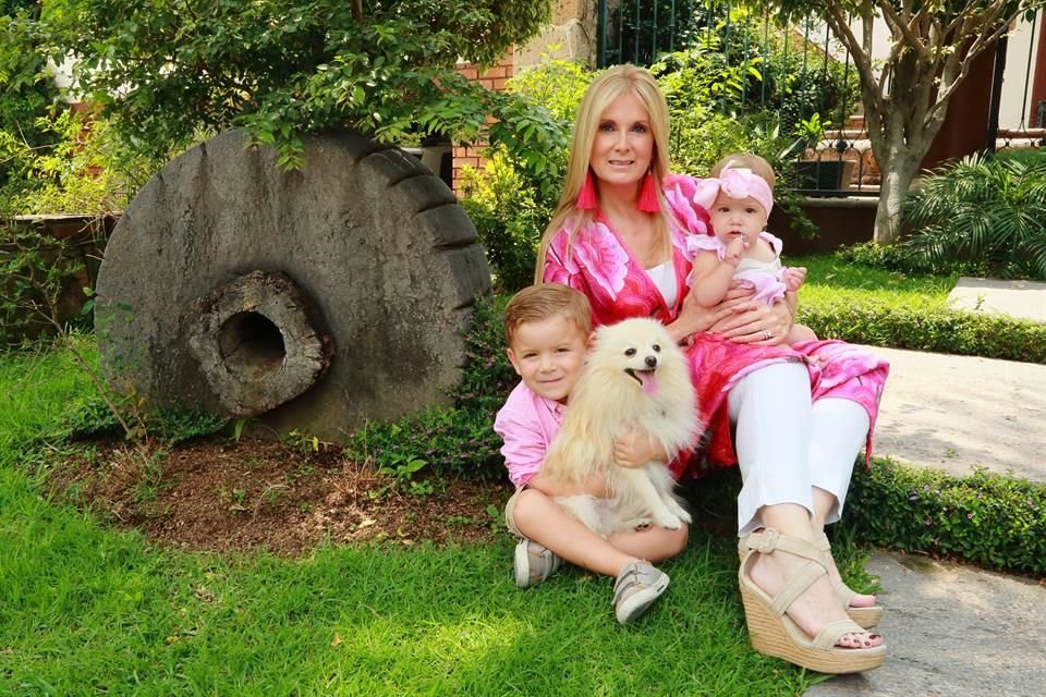 A sus 50 años, Ivonne Gutiérrez es abuela de dos pequeños, Juan Pablo y Alexa Carrillo Orendain, quienes cada día le hacen revivir su niñez.