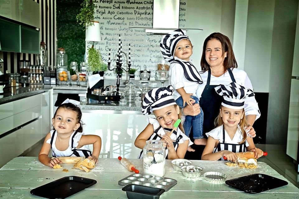 Para Mireya Esteban, quien es abuela de cuatro, el amor a sus nietos es muy distinto al que le tiene a sus hijos, pues tiene más tiempo para consentirlos, con menos compromisos.
