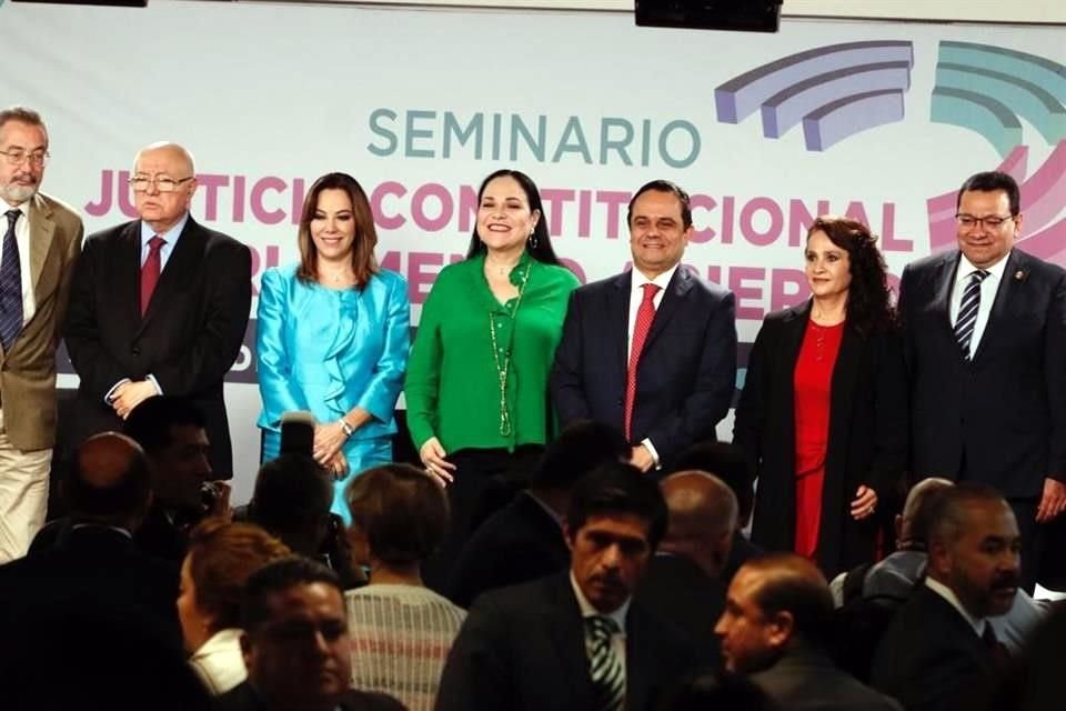 Mónica Fernández (al centro, de verde) en el Seminario Justicia Constitucional y Parlamento Abierto, realizado en el INAI.